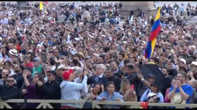 A San Pietro la folla è fiduciosa: Fumata nera? Non è una delusione