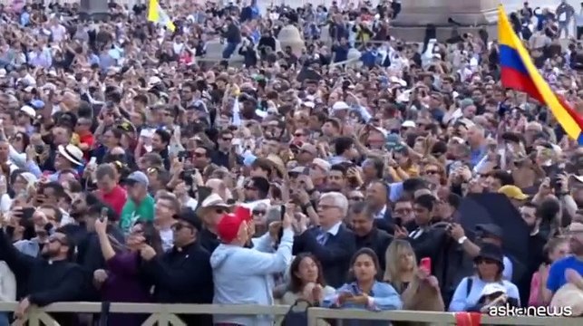 A San Pietro la folla è fiduciosa: Fumata nera? Non è una delusione