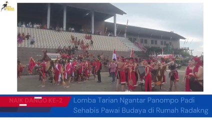 Tarian Ngantar Panompo Padi antar Kecamatan diacara Naik Dango Ke-2 DAD Pontianak di Rumah Radakng