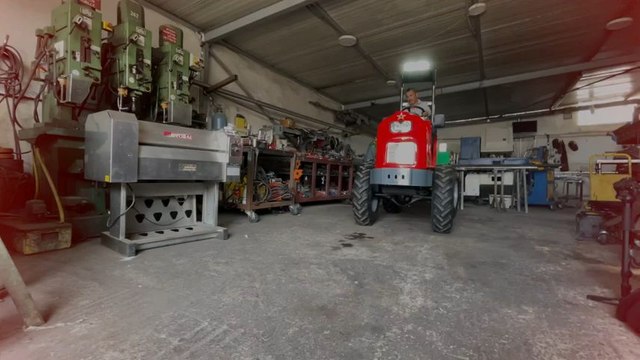Un agriculteur est créatif dans la fabrication d'un mini tracteur agricole pour développer son activité agricole au Maroc
