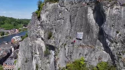 Dinant : suspendu à la Citadelle pour protester contre la démolition de sa cabane