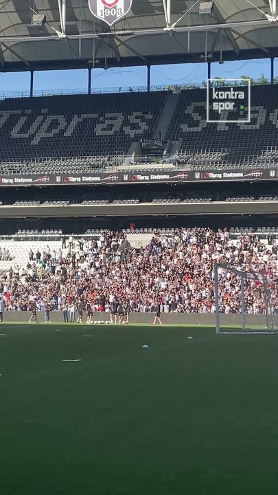 Beşiktaşlı oyunculara tribünden destek!