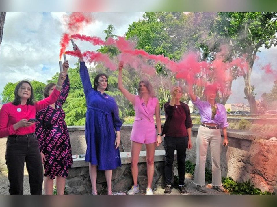 "pink smoke": frauen rebellieren gegen männerherrschaft im vatikan