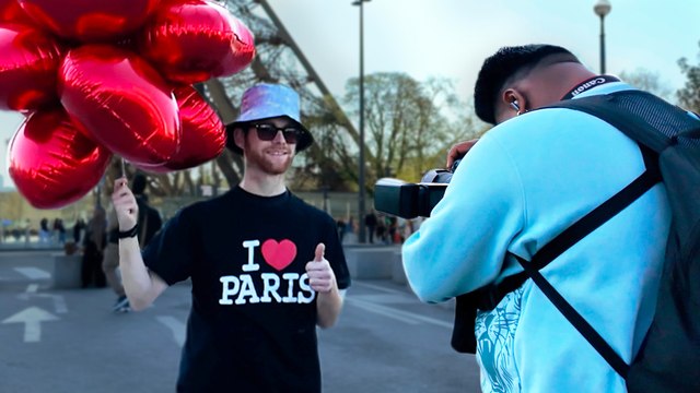 Devant la tour Eiffel, le business très lucratif des photographes à la sauvette