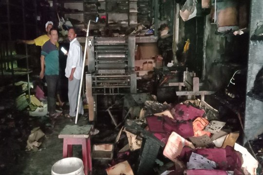 Fire in printing press: Video: प्रिंटिंग प्रेस दुकान में लगी भीषण आग, जल गईं कई महंगी मशीनें, मची अफरा-तफरी
