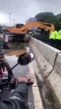 Com escavadeira em pista, trânsito intenso é registrado em Lauro de Freitas; veja vídeo