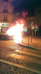 Aficionados radicales del PSG prenden fuego a un coche en París