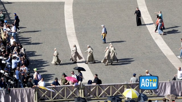 Piazza San Pietro torna a riempirsi nell'attesa della terza fumata del Conclave