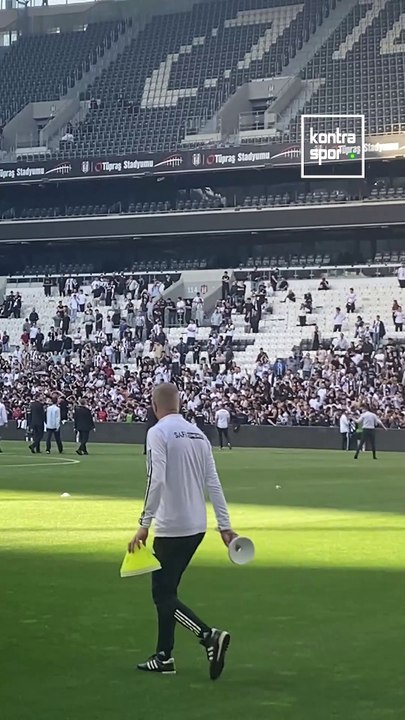 Sahaya inen Serdal Adalı taraftara üçlü çektirdi