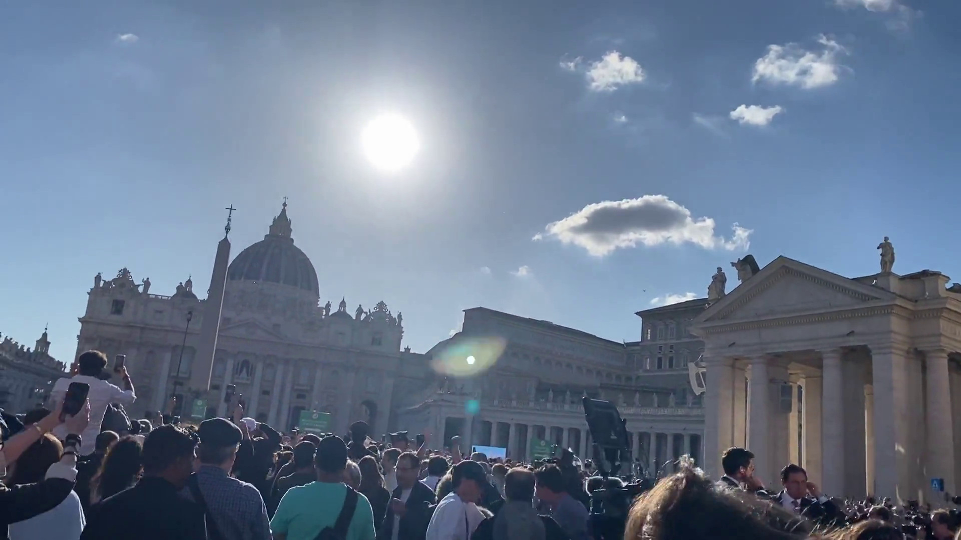 Video Fumata bianca, fedeli in festa per l'elezione del nuovo Papa
