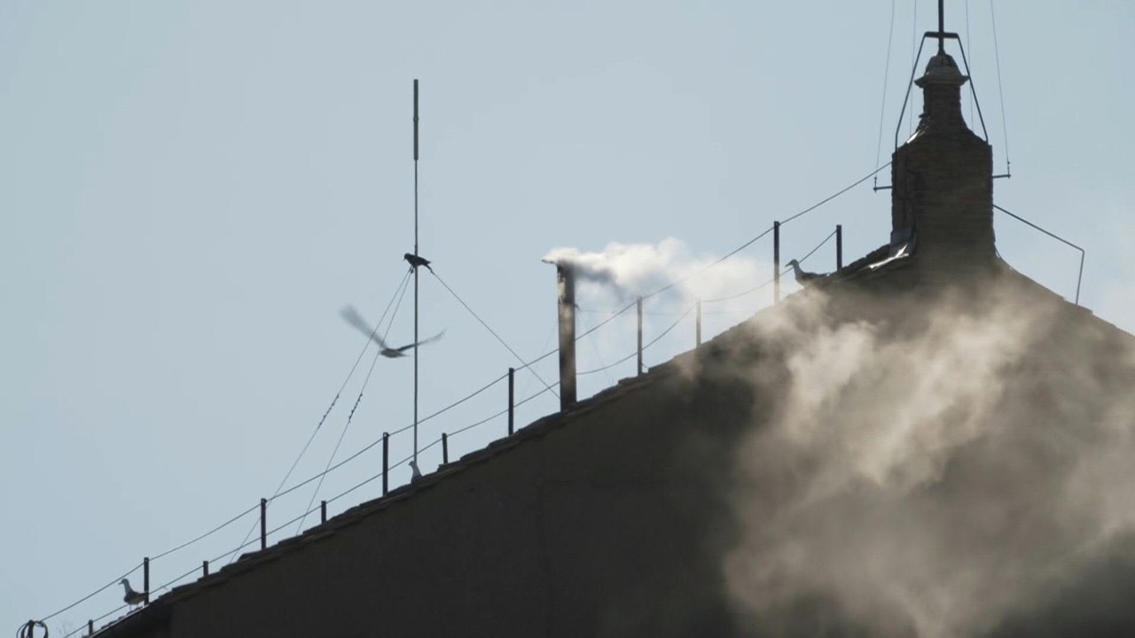 Papst-Wahl getroffen: Weißer Rauch erscheint im Vatikan