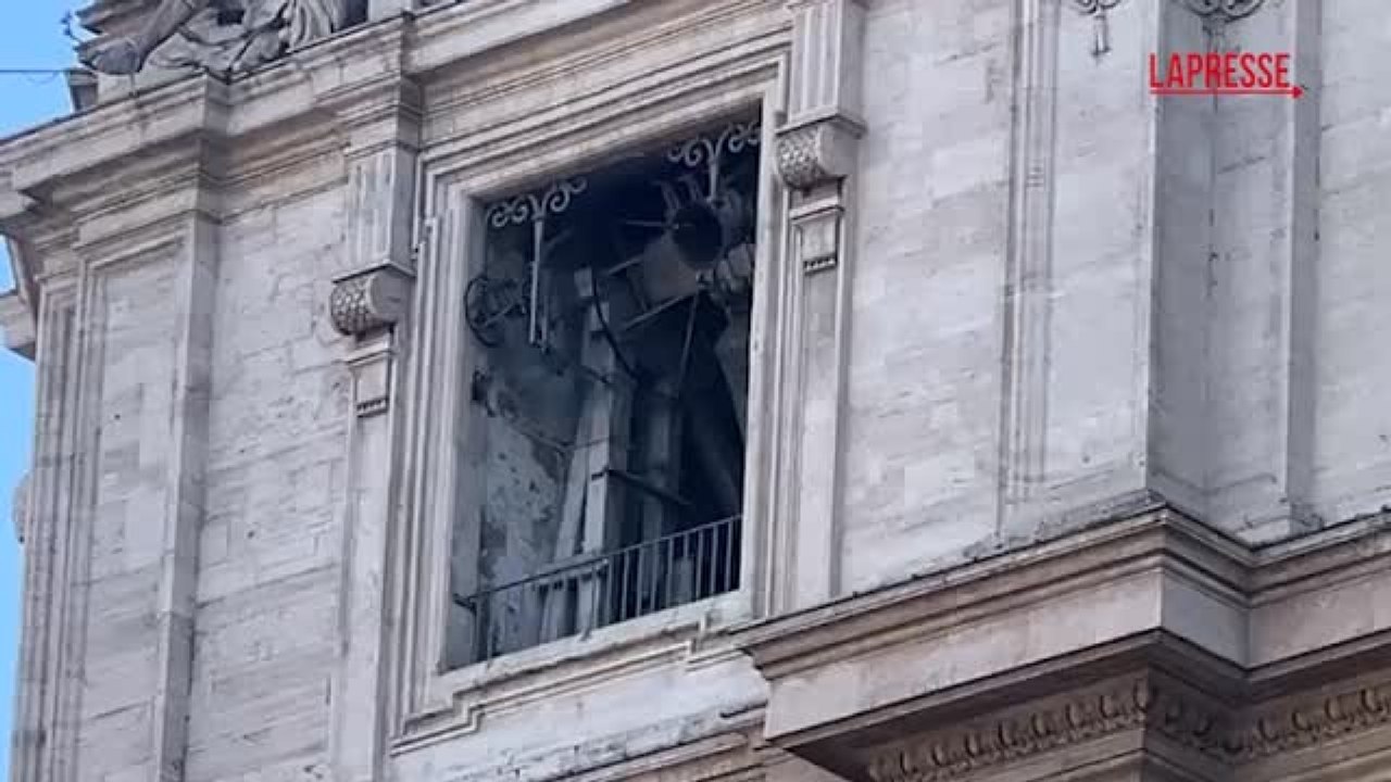 Le campane di Piazza San Pietro suonano dopo la fumata bianca