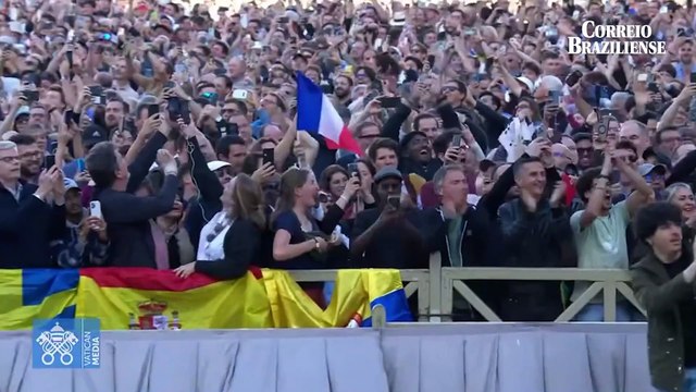 'Habemus papam': fumaça branca anuncia que Igreja Católica tem novo papa