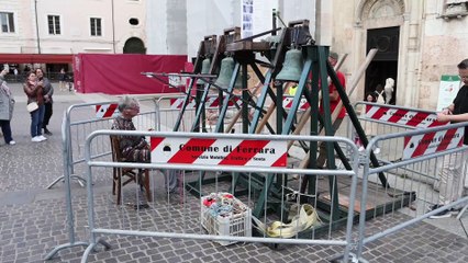 Eletto il nuovo Papa, suonano le campane in piazza a Ferrara