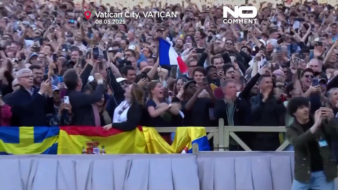 Die Menge jubelt, als weißer Rauch den neuen Papst im Vatikan ankündigt