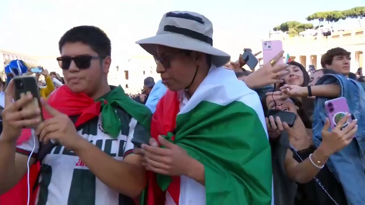 La fumata blanca y las campanas del Vaticano anuncian la elección de un nuevo papa