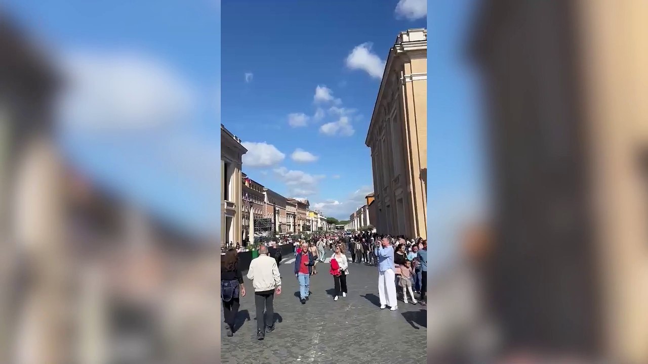 La Plaza de San Pedro se va llenando de fieles para esperar la fumata desde la Capilla Sixtina