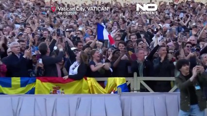 La folla applaude alla fumata bianca che annuncia il nuovo Papa in Vaticano