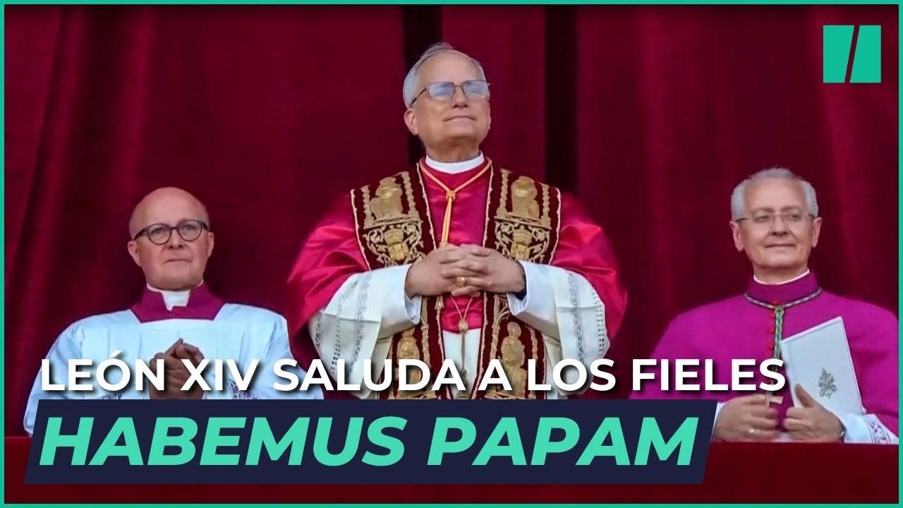 El momento en el que el nuevo papa león XIV saluda a los fieles en San pedro