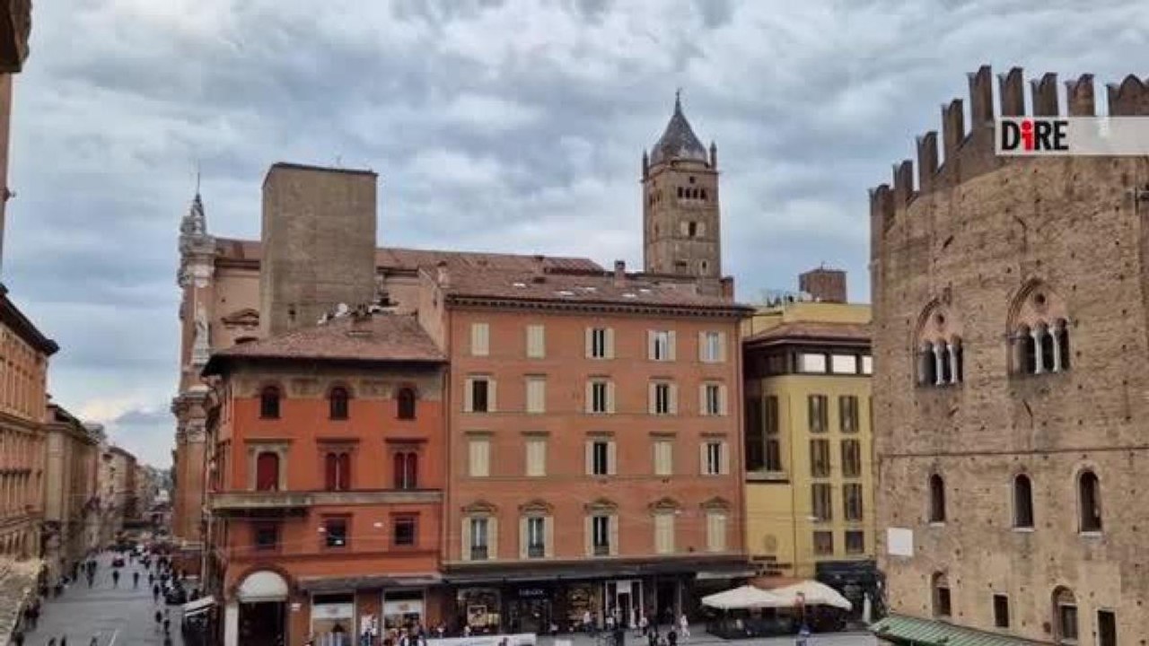 Bologna, le campane della cattedrale di San Pietro suonano a festa per l'elezione del nuovo Papa