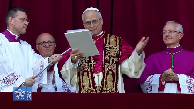 El nuevo Papa saludó a una multitud de fieles que lo esperó en la Plaza de San Pedro.