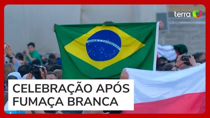 Brasileiros são vistos comemorando anúncio de novo papa na Praça de São Pedro