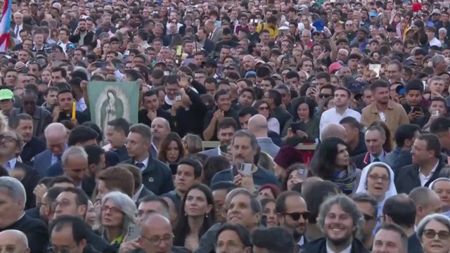 ROBERT FRANCIS PREVOST sale al BALCÓN y se CONVIERTE en el PAPA LEÓN XIV