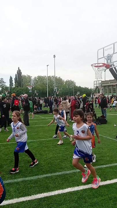 Fête du mini-basket à Roanne le 8 mai 2025, U9 filles