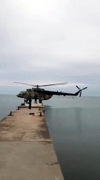 Ce pilote d'hélicoptère vole en rase mote et c'est flippant