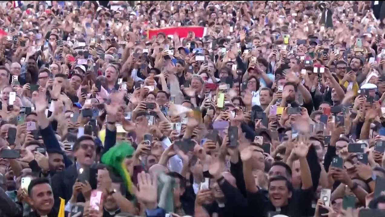 البابا الجديد ليو الرابع عشر يطل من شرفة كاتدرائية القديس بطرس