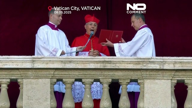 Papst Leo XIV., erster US-Papst, spricht zur Menge auf dem Petersplatz