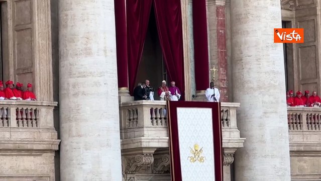 Leone XIV si presenta in Piazza San Pietro dopo elezione, gli applausi della folla per il nuovo Papa