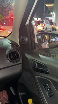Carro de modelo cearense é arrombado; coroa e outros pertences foram levados