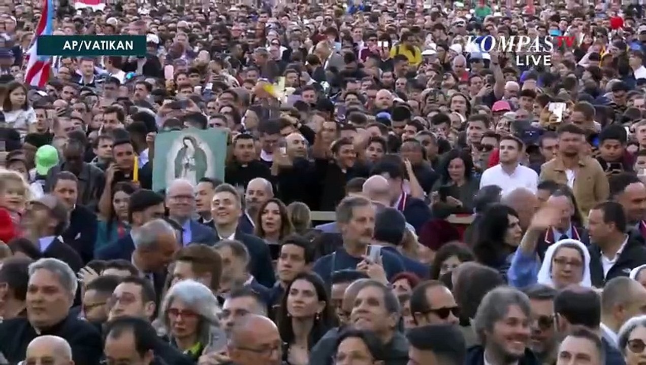 Detik-detik Kemunculan Paus Leo XIV di Balkon Vatikan Disambut Sorak Umat Katolik