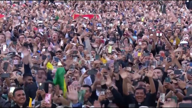 Leão XIV lança 'apelo à paz' a 'todos os povos' nas suas primeiras palavras