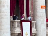 Papa Leone XIV come Wojtyla e Ratzinger, indossa mozzetta rossa, croce d'oro e la stola pontificia