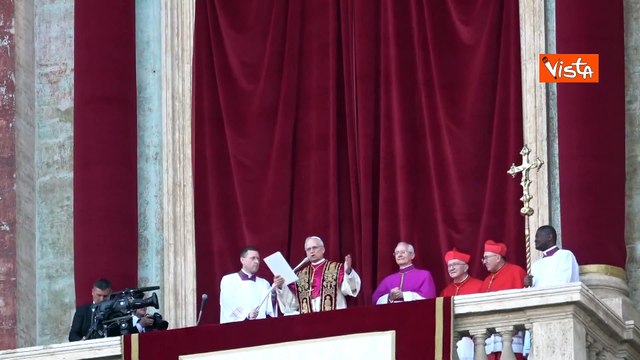 Le prime parole del Papa: La pace sia con voi , la folla grida Leone, Leone