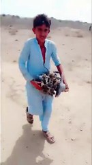 Pakistanlı çocuğun ganimeti! Pakistan’ın düşürdüğü İsrail yapımı dronun motorunu bakın ne yapacak