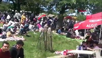 Çanakkale'nin 1,5 kilometrelik ''Aşıklar Sokağı''nda eş arama yürüyüşü kamerada