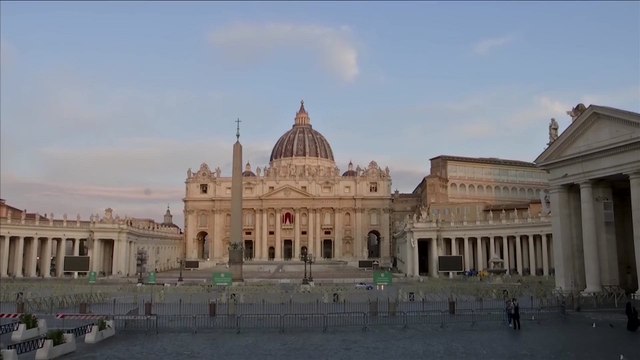 Il giorno sorge su Piazza San Pietro mentre il mondo si sveglia con il nuovo papa
