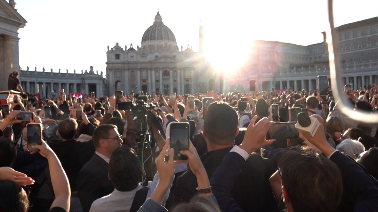 Prima la diffidenza, poi l'entusiasmo, piazza San Pietro dalla fumata bianca ai canti notturni per il nuovo papa