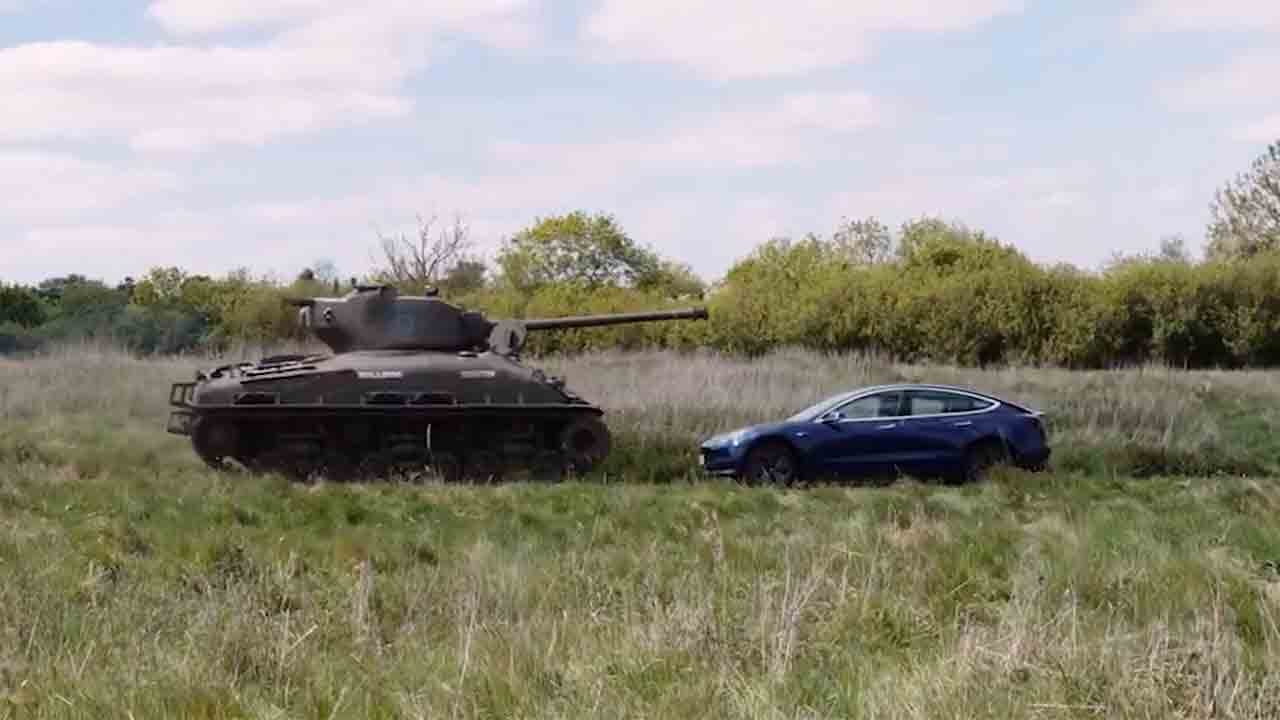 98-vuotias brittiläinen veteraani murskaa Teslan toisen maailmansodan tankilla protestina Elon Muskia vastaan