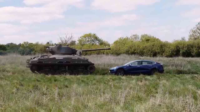 98-jähriger britischer Veteran nutzt Panzer aus dem Zweiten Weltkrieg, um Tesla aus Protest gegen Elon Musk zu zerquetschen