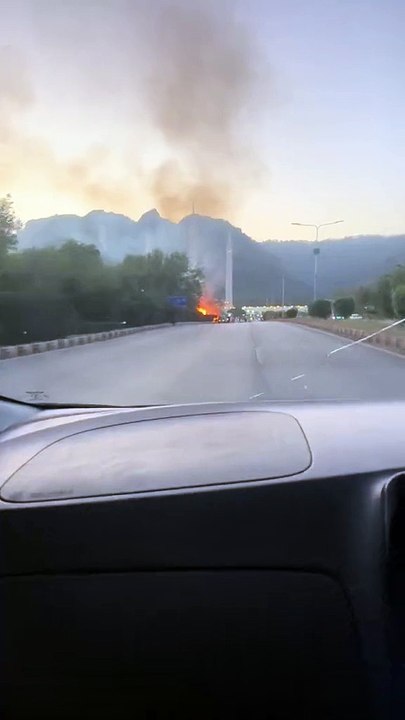Shah Faisal Masjid kay pass bhi attack hua hai live video