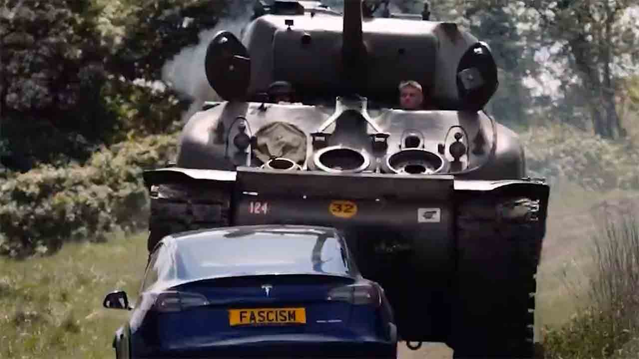 98-jarige Britse veteraan gebruikt tank uit de Tweede Wereldoorlog om Tesla te verpletteren in protest tegen Elon Musk