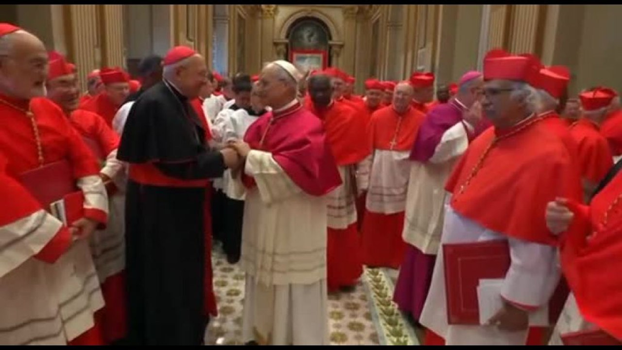 Papa Leone XIV esce dalla Cappella Sistina dopo la sua elezione