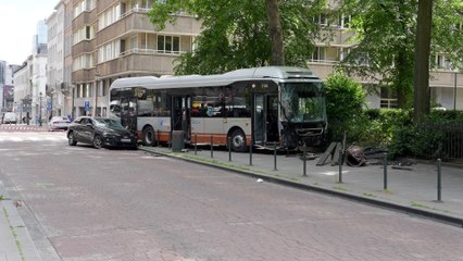 Neuf personnes à l'hôpital après un accident entre un bus et une voiture à Bruxelles