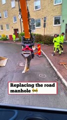 Cleaning road manhole🚧