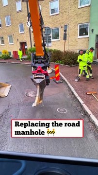 Cleaning road manhole🚧