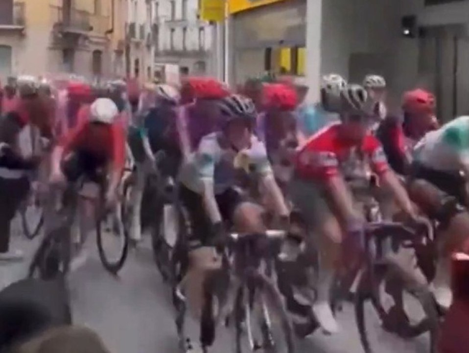 Zuschauerin stürzt in Radrennen und verursacht Chaos